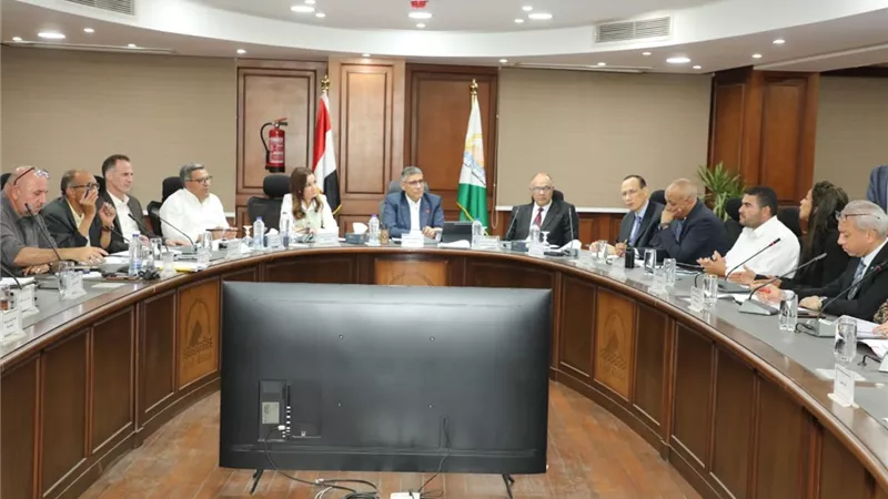 محافظ الجيزة : اللقاء الأسبوعي مع المواطنين منصة التفاعل المباشر لحل المشكلات 