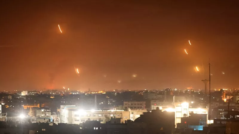 400 صاروخ في يوم واحد.. إيران تُصعّد هجماتها وتل أبيب تحت الإنذار