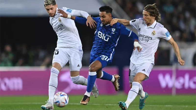 القنوات الناقلة وتردداتها.. شاهد مباراة الهلال وريال مدريد بث مباشر مجانًا