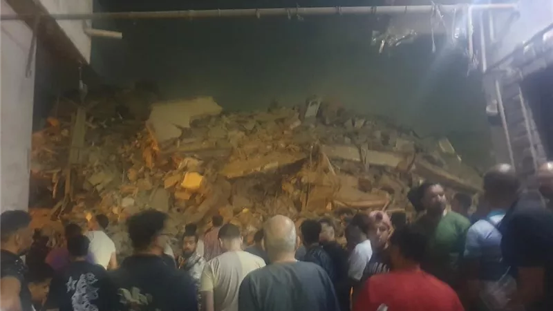 فيهم الروح.. استخراج مصابين جدد في انهيار عقار السيدة زينب