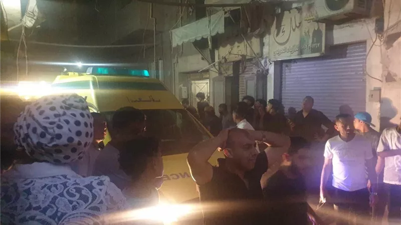 فاجعة بالقاهرة.. صور أولى لانهيار عقار من 7 طوابق في السيدة زينب