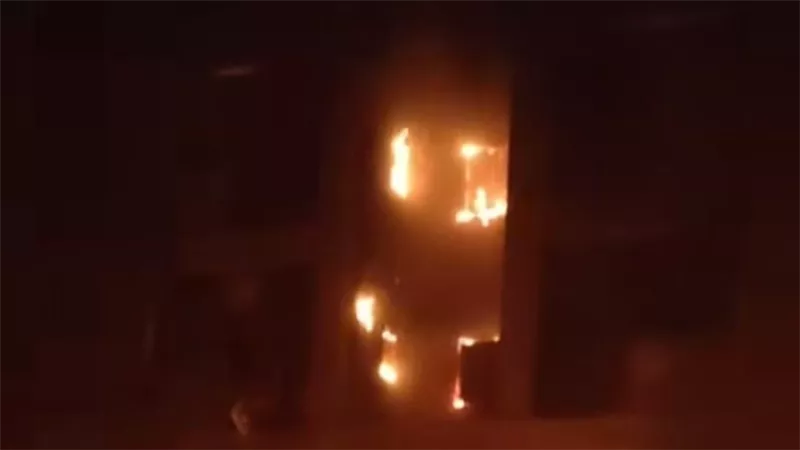 بسبب ارتفاع درجة الحرارة نشوب حريق أعلى سطح عقار بالمنيرة الغربية