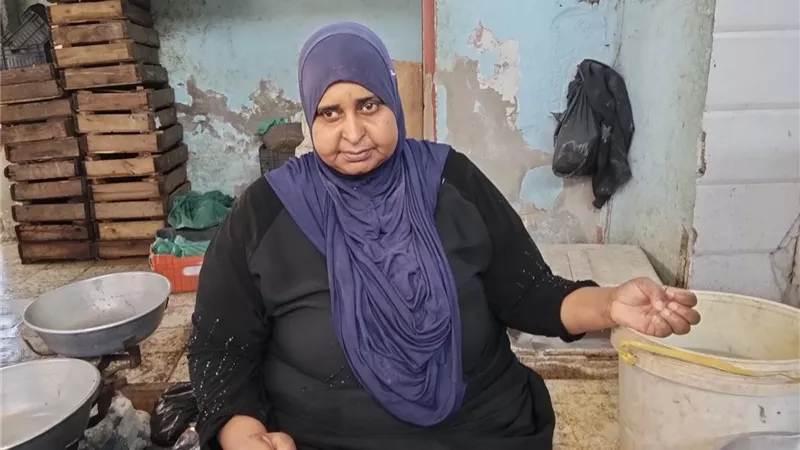 40 سنة من الكفاح.. حكاية أم محمد أشهر بائعة سمك في السويس 