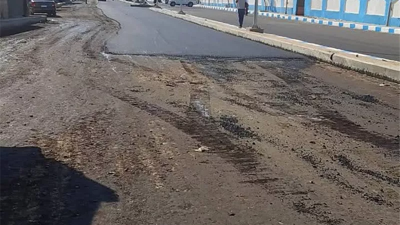إزالة الإشغالات والعوائق تمهيدًا لاستكمال أعمال الرصف بشارع الروض بالسويس 