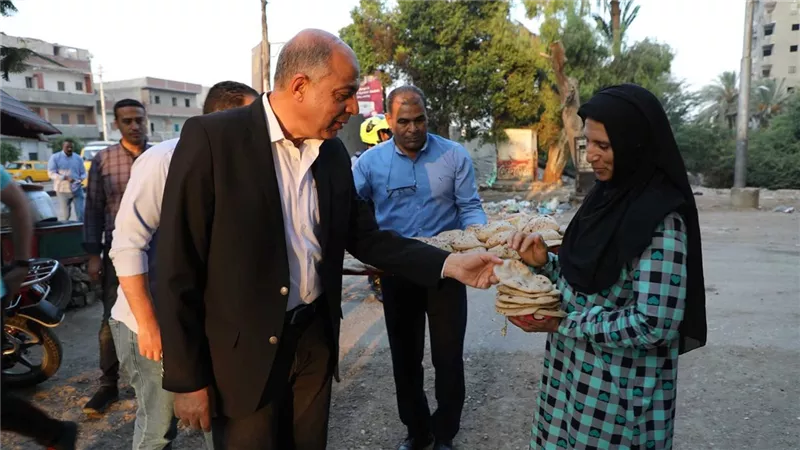محافظ المنيا يستمع لملاحظات المواطنين ومدى رضاهم عن رغيف الخبز