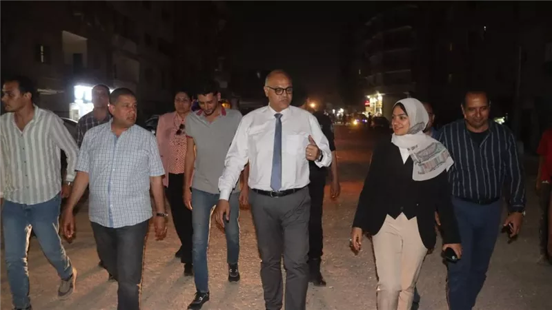 خلال جولة ميدانية.. محافظ القليوبية يضبط سيارة تلقي مخلفات على طريق ترعة 