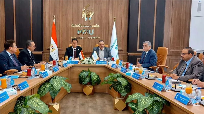 بنها الأهلية تناقش المصروفات والمنح وتوقع اتفاقيات دولية جديدة