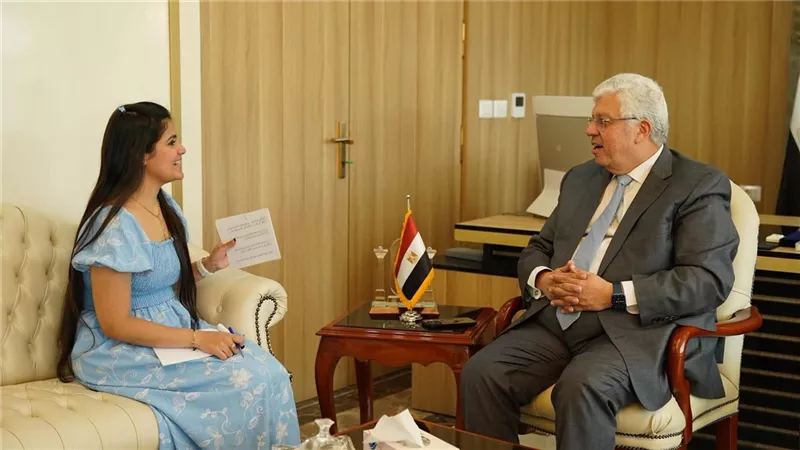 وزير التعليم العالي يستعرض آليات عمل الوزارة في حوار مع طالبة بـ إعلام القاهرة