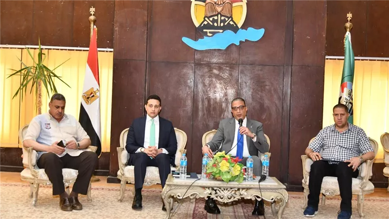 محافظ الفيوم يناقش آليات تحديث المخططات الاستراتيجية العامة لقرى المحافظة