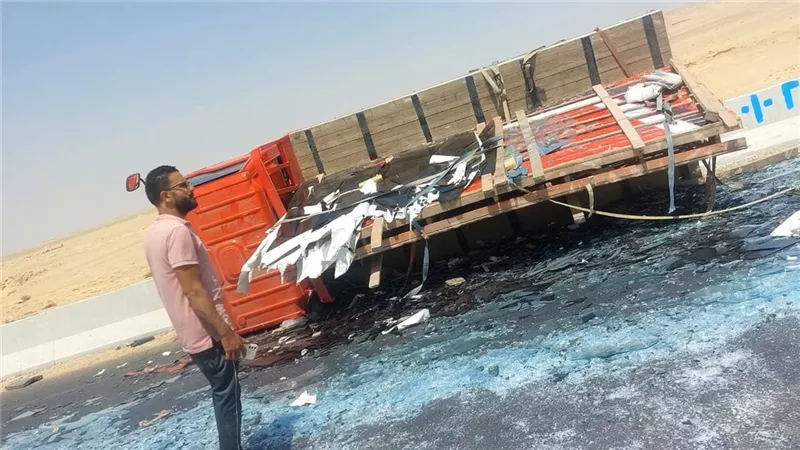 إصابة شخصين في انقلاب سيارة نقل محملة بزجاج بالفيوم | صور