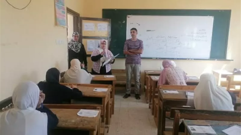 طلاب الثانوية الأزهرية بالسويس يؤدون امتحان الصرف وسط أجواء هادئة ومنظمة