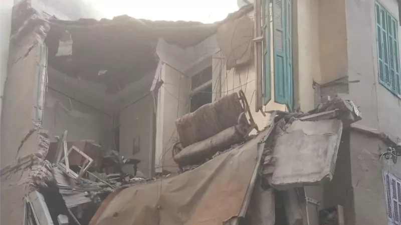 انهيار عقارين بحدائق القبة.. الدفع بـ 8 سيارات إسعاف إلي مكان الحادث