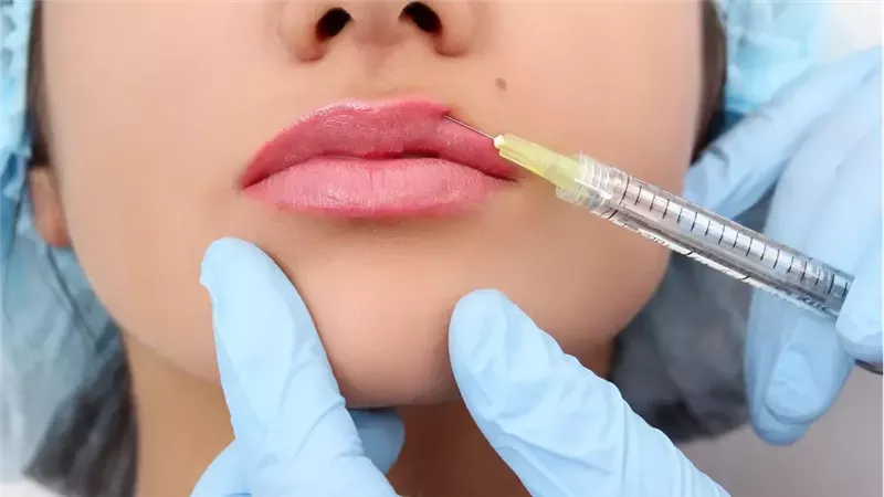 تحذيرات بريطانية: عمليات تجميل تتم فى المراحيض وحقن خطيرة تُباع أون لاين 