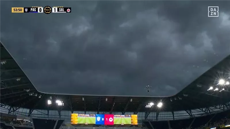 عاصفة رعدية تجبر على إيقاف مباراة باتشوكا وسالزبورج في كأس العالم للأندية