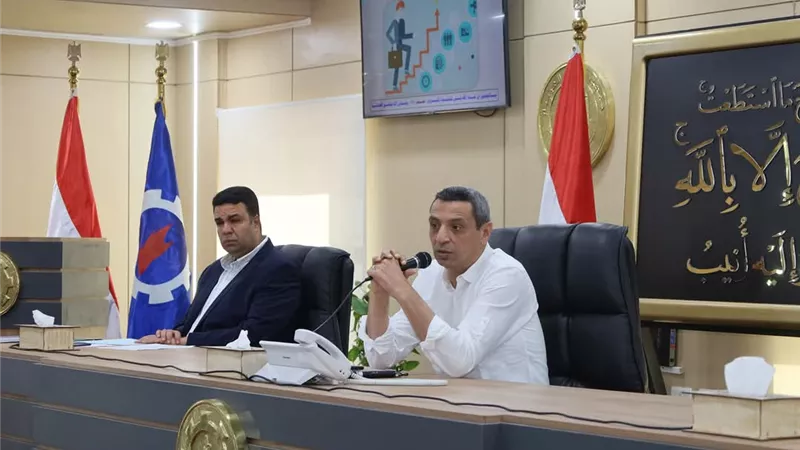 محافظ السويس يشدد على أهمية التحلي بالصدق والشفافية في نقل المعلومات 