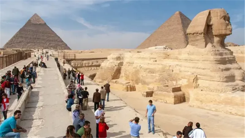 لدعم النشاط السياحى .. محمود الشريف يطالب بزيادة عدد الغرف الفندقية 
