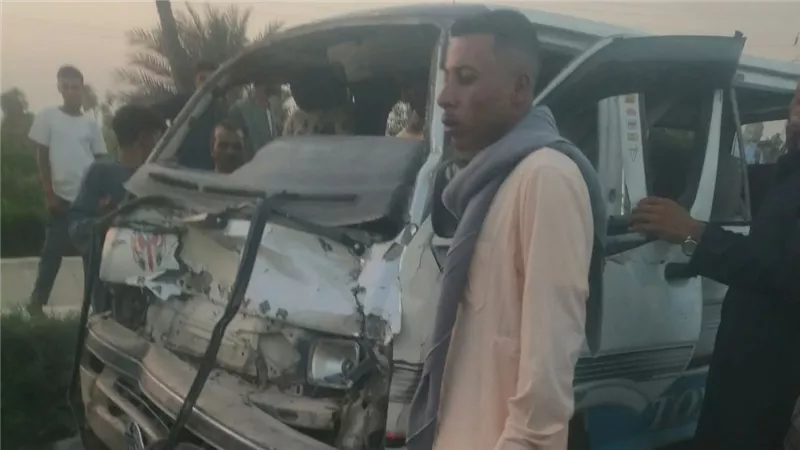 بكسور وسحجات.. إصابة عدد من الأشخاص في حادث تصادم ملاكي مع ميكروباص بطريق الصف