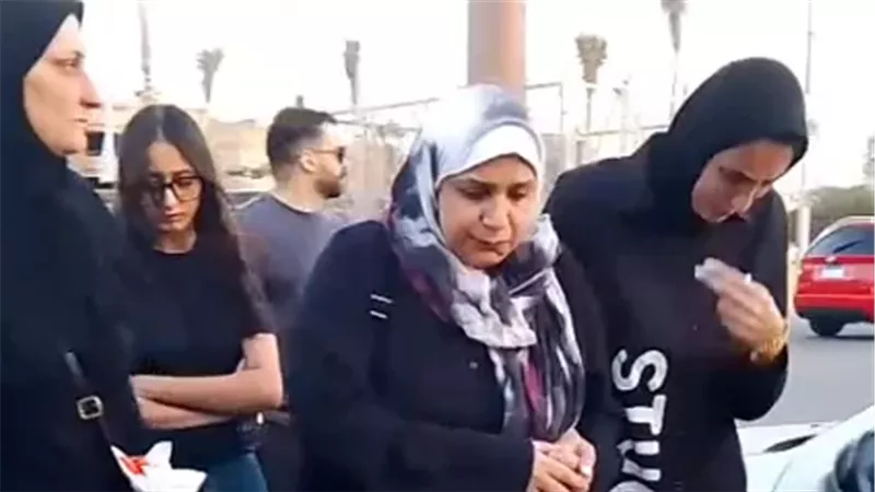 وصول جثمان والدة المخرجة سارة وفيق إلي مسجد الحمد بالتجمع | صور