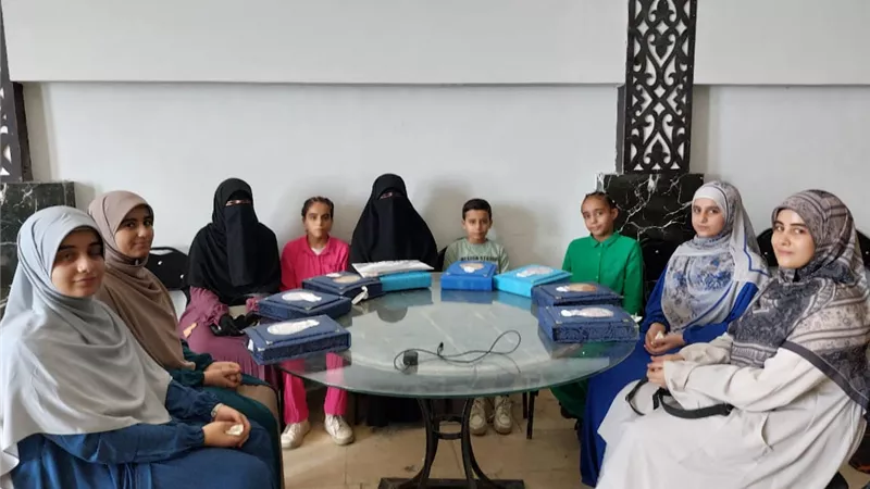 قصة أم عظيمة.. أرملة من سوهاج تُحفظ أبناءها الـ8 القرآن الكريم |صور 