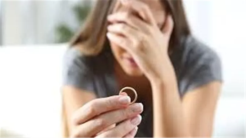 «عايش مع الموبايل مش معايا».. سارة تطلب الخلع بعد 5 أشهر زواج أمام محكمة الأسرة