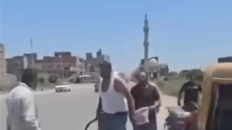 تداول فيديو لمشاجرة عنيفة في الطريق العام بههيا بالشرقية.. والأهالي يستغيثون