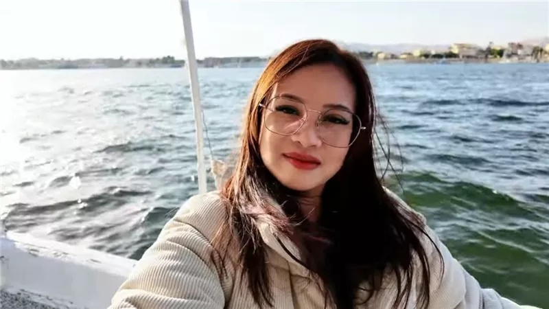 سائحة فلبينية تقع بعشق رحلات الفلوكة وتوثق رحلتها في نيل الأقصر العظيم | صور