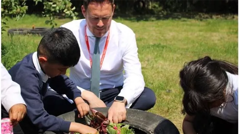 دراسة.. الحرارة تهدد التعليم في إنجلترا.. هل مدارس المستقبل مستعدة للمناخ؟!