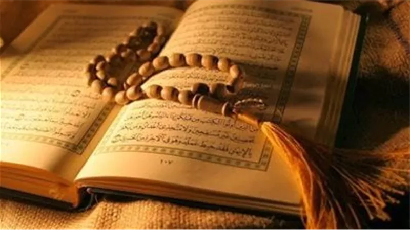 هل يجوز القراءة من المصحف أثناء الصلاة؟ الإفتاء توضح الحكم
