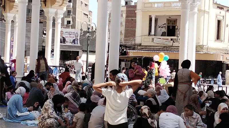 إقبال كثيف من المريدين على ضريح السيد البدوي بطنطا رغم ارتفاع الحرارة