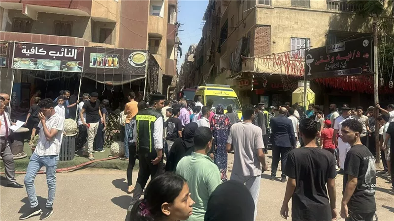 على الرصيف ينتظرون الأمل.. أسر حدائق القبة تترقب أنفاس أحبائهم من تحت الأنقاض