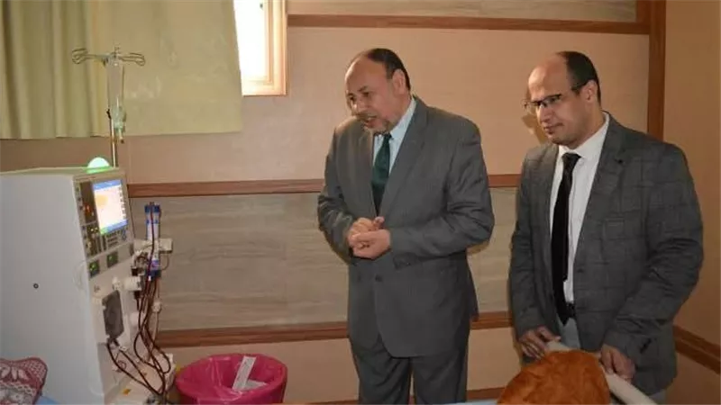 مستشفى جامعة الأزهر بأسيوط تستخرج هاتفًا محمولًا من معدة مريض ابتلعه منذ سنتين