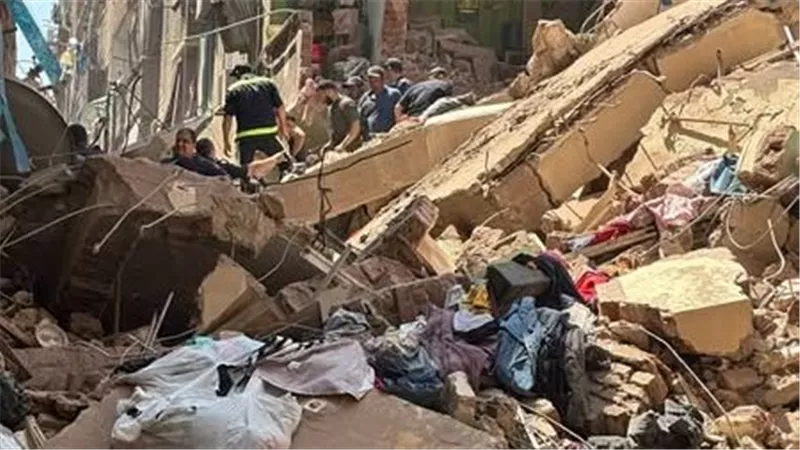 بعد جهود 10ساعات من البحث.. استخراج 5 ضحايا و11 مصاب في عقار حدائق القبة