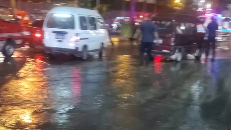 انفجار مفاجئ لماسورة مياه يقطع الطريق أمام حي العجمي