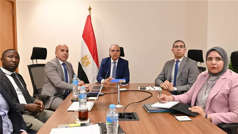 وزير الري يلتقى فريق بحثي من الجامعة الأمريكية لمناقشة التعاون المشترك