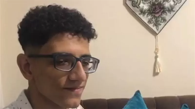 النور مكانه في القلوب.. يحيى يتحدى الصعاب ويبدع في عزف البيانو رغم ضعف بصره
