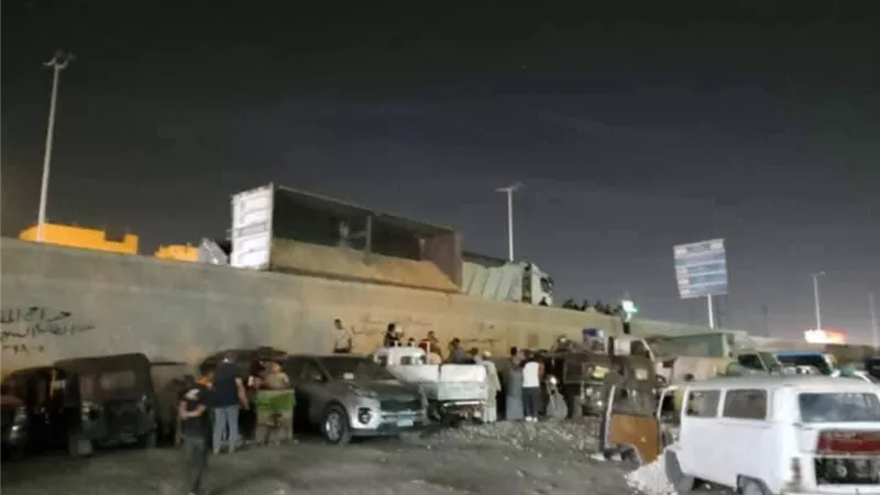 تحطم عدد من المركبات إثر انقلاب سيارة نقل محملة بالزلط من أعلى دائري الطالبية