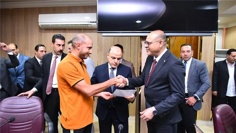 تسليم عقود عمل و شهادات تدريب.. تعاون مشترك بين العمل ومحافظة كفرالشيخ 