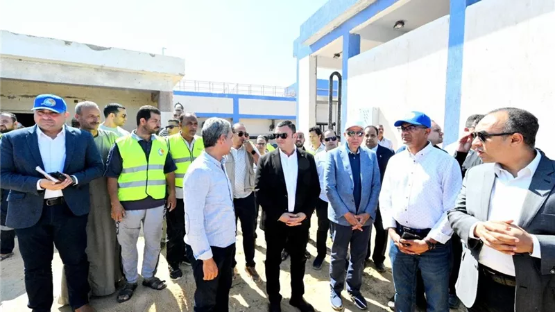 وزير الإسكان ومحافظ المنيا يتفقدان محطة مياه صفانية ومحطة معالجة صرف بلهاسة