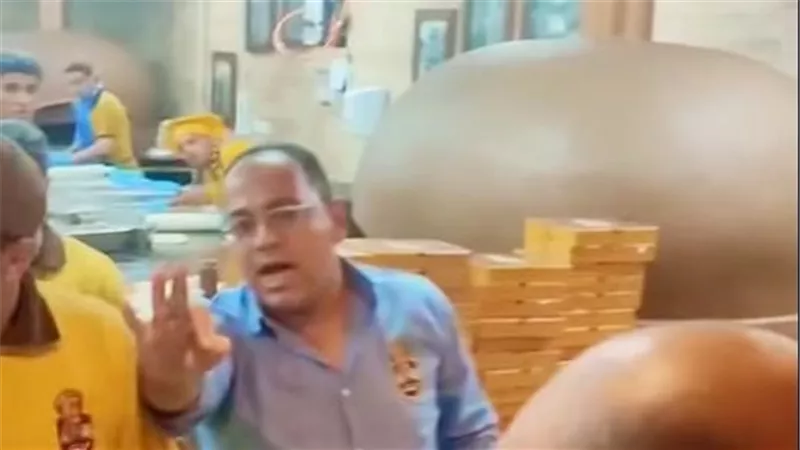 زبون يتعرض للضرب بصينية حديد أمام أطفاله..مشادة بمطعم فطائر شهير في شيراتون