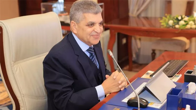 الفريق أسامة ربيع: عطل مفاجئ كاد يتسبب في كارثة .. وقاطرات الإنقاذ تدخلت فورًا