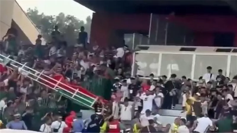 احتفالات بلون الدم .. وفاة مشجع وإصابات متنوعة فى ختام الدوري الجزائري| صور 