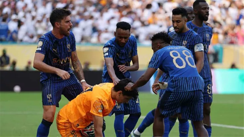 أزمة دفاعية محتملة في الهلال السعودى قبل قمة فلومينينسي في مونديال الأندية