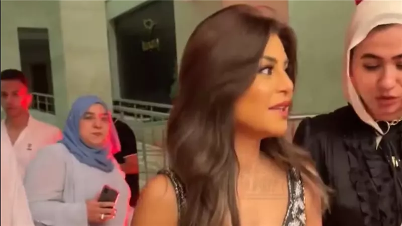 هجيلك تاني”.. منة فضالي تلفت الأنظار بتواضعها مع المصورين  | خاص بالفيديو
