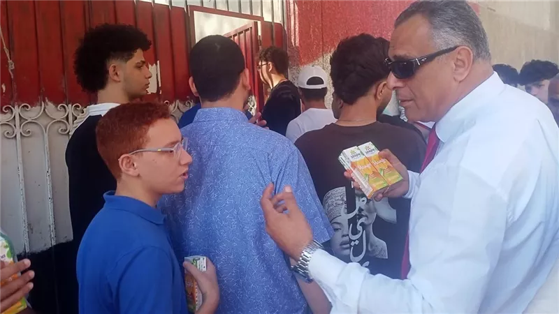 مياه وعصائر لتخفيف حرارة الطقس عن طلاب الثانوية بالقليوبية