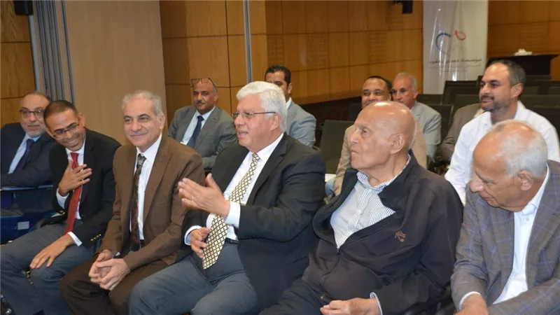 وزير التعليم العالي يتفقد مركز أسوان للقلب ويشاهد إجراء عملية جراحية للقلب 