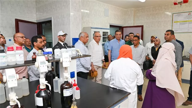 وزيرا الزراعة و الري يتفقدان مشروعات بحثية و زراعية كبري بالوادي الجديد 