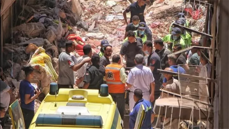 انتشال جثة شخص.. انهيار جزئي لمنزل مجاور لعقار ساحل شبرا المنهار 