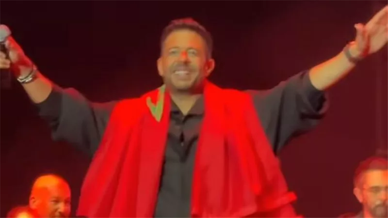 برفع علم المغرب.. محمد حماقي يشعل حفله الغنائي في مهرجان موازين 