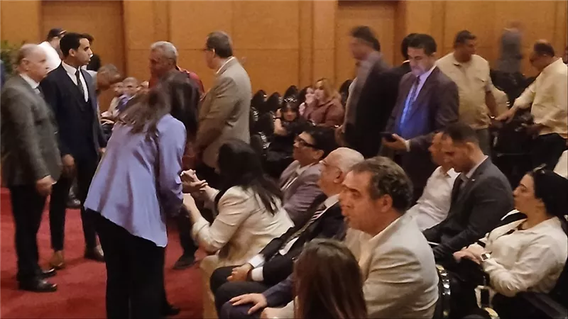 أول الحاضرين.. منى الشاذلي تستمع لندوة السير مجدي يعقوب بدار الأوبرا المصرية