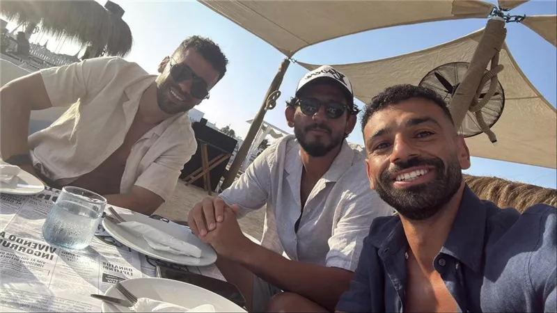محمد صلاح يشارك جمهوره صورة رفقه حجازى وعبدالله السعيد بالساحل الشمالي